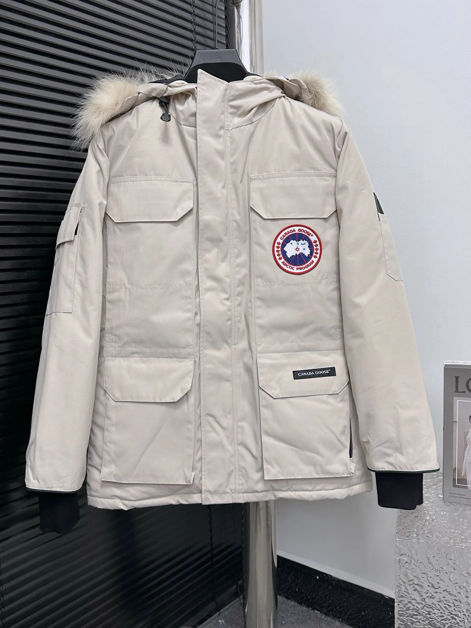 P780 Top Purchasing Version (Wolf Hair Optional) 🇨🇦CANADA GOOES 24 new models 08 models/couple models Factory direct supply: supplying global purchasing agents, micro-business, entities, Tmall, high-end stalls and studio cooperation, free shipping! Canada Goose Expedition Parka 2008 is the same style for men and women. It is mid-length and the most timeless classic. All Arctic and Antarctic scientific expedition teams choose Canada Goose as their cold-proof equipment. It is the Rolls-Royce of down jackets. ➖ Industry-leading anti-counterfeiting chip sensing. ➖ Imported Behringer embroidery machines and customized embroidery labels, the highest level and industry leading. ➖ Imported Korean 21-count polyester-cotton blended original fabric, TC85 waterproof coated fabric, water-repellent, windproof and wear-resistant. ➖ The new national standard 80 white duck down is filled with an average of 520 grams of down. The amount of down filled is industry-leading. ➖ 100% nylon lining with double double-layer sealing design to prevent velvet running, and seamless thread design on the cuffs! ➖ Western Canadian Green Wolf Collar. ➖ Yoshida YKK provides original factory-customized electroplated sliders. YKK two-way lockable zippers are tight and smooth and do not peel off paint. ➖ 3M composite Velcro is durable and the accessories and hardware are all custom-made. Note: Our copywriting is only simple and clear. Instead of bragging about the copywriting, it is better to compare and understand with samples. Only for the purest goose, the most dedicated, the most professional, the highest quality, the highest cost performance!  Size:XS-XXL